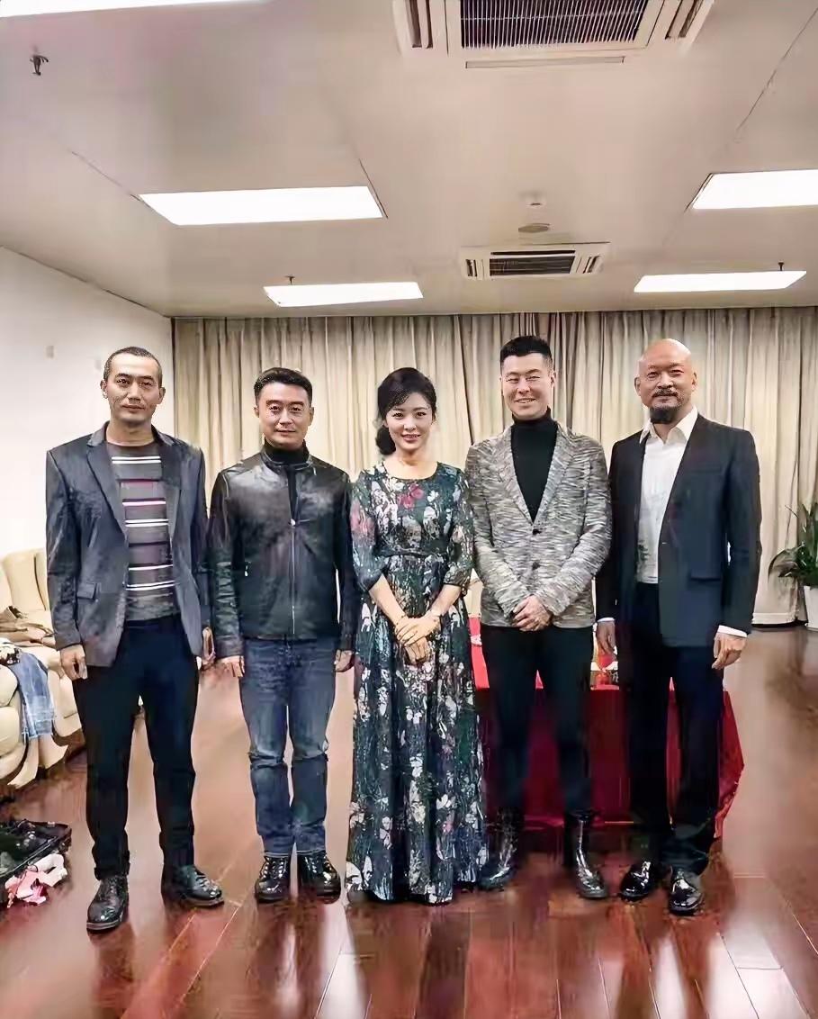 5人同框照：我只认出了云鬓花颜、荷骨兰韵的周涛，高大修伟、笑容可掬的孙骁潇与胖瘦