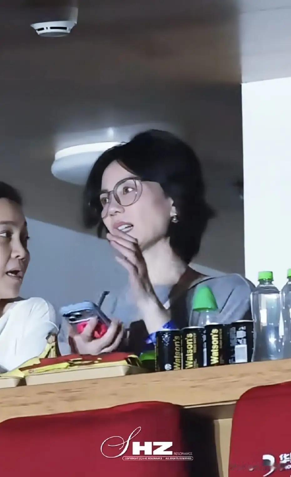 王菲现身那英演唱会，最后点名！57岁的王菲看让去依旧风采依旧，57岁王菲低调