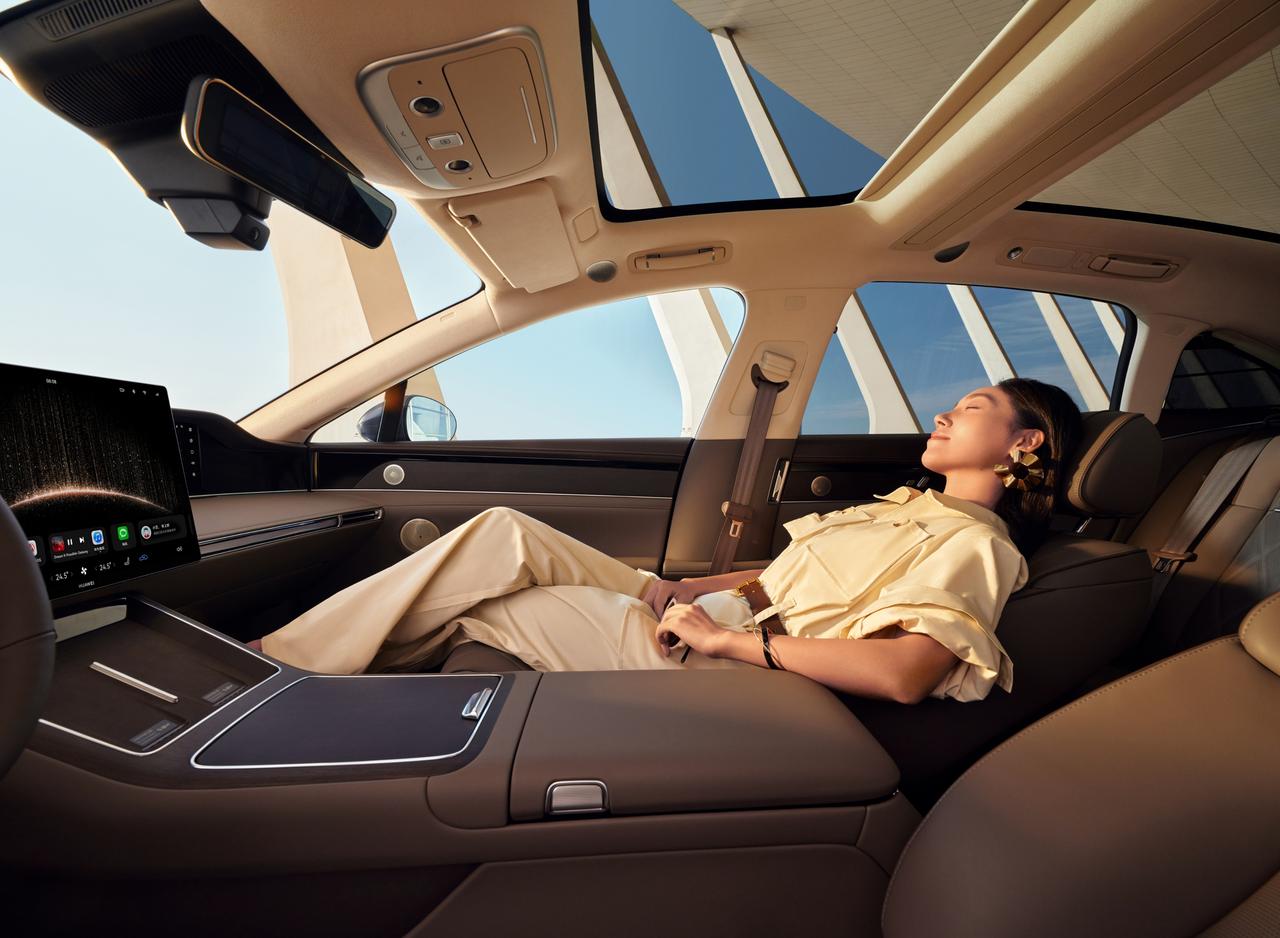 新款享界S9于昨日正式开启预售，起售价为31.8万元，其市场反馈也相当积极，开售