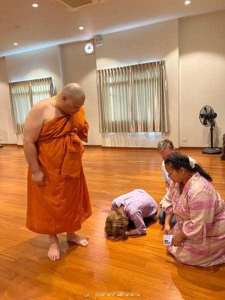 王室王室泰国王室小三和儿子镇宅二哥，他的粉丝非常搞，有的p图有的不p，