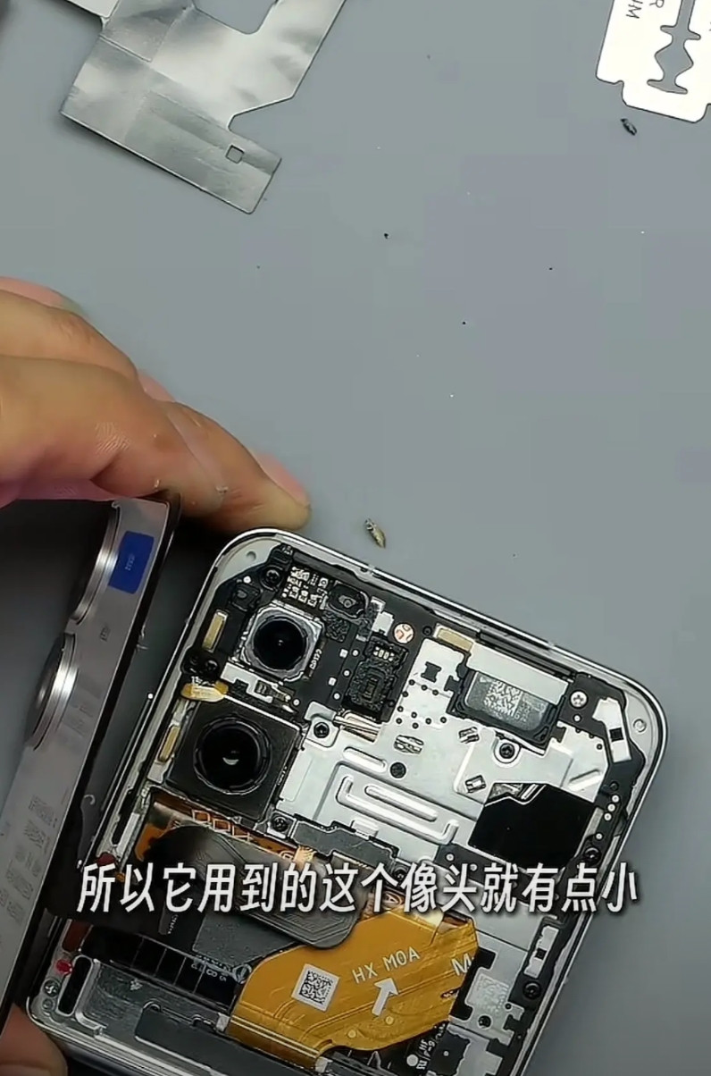 杨长顺拆开小米折叠:“主板结构变化不大，散热做了加强，外壳更加的坚固！”但