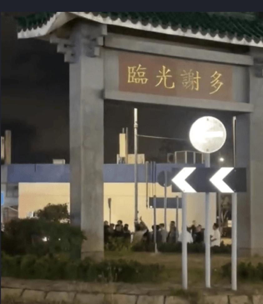 周三（25日）晚9时许，香港浮山村回旋处牌坊有大批男子打斗，路人发现后报警
