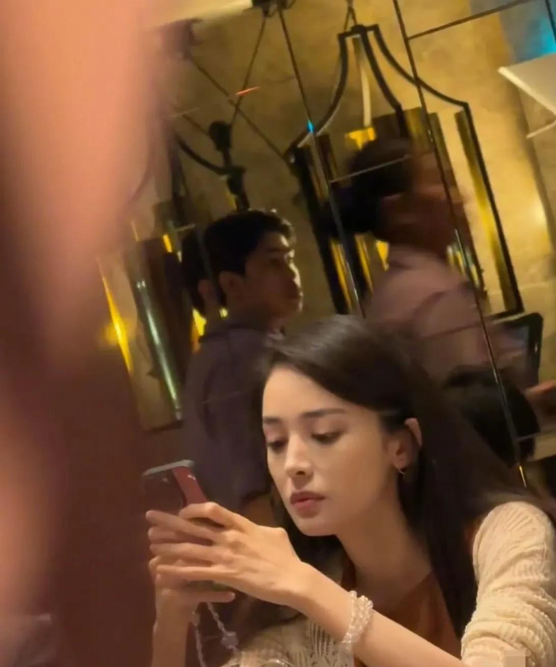 天哪，天哪，我朋友泰国偶遇古力娜扎，本人又瘦又美，好权威的一张脸，素颜都这么美，