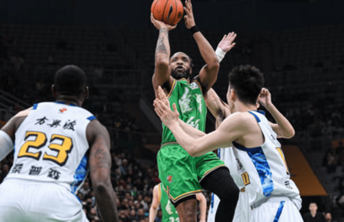 解说员: 辽篮前两战都是打团队篮球, 且不让本土球员蓝领化