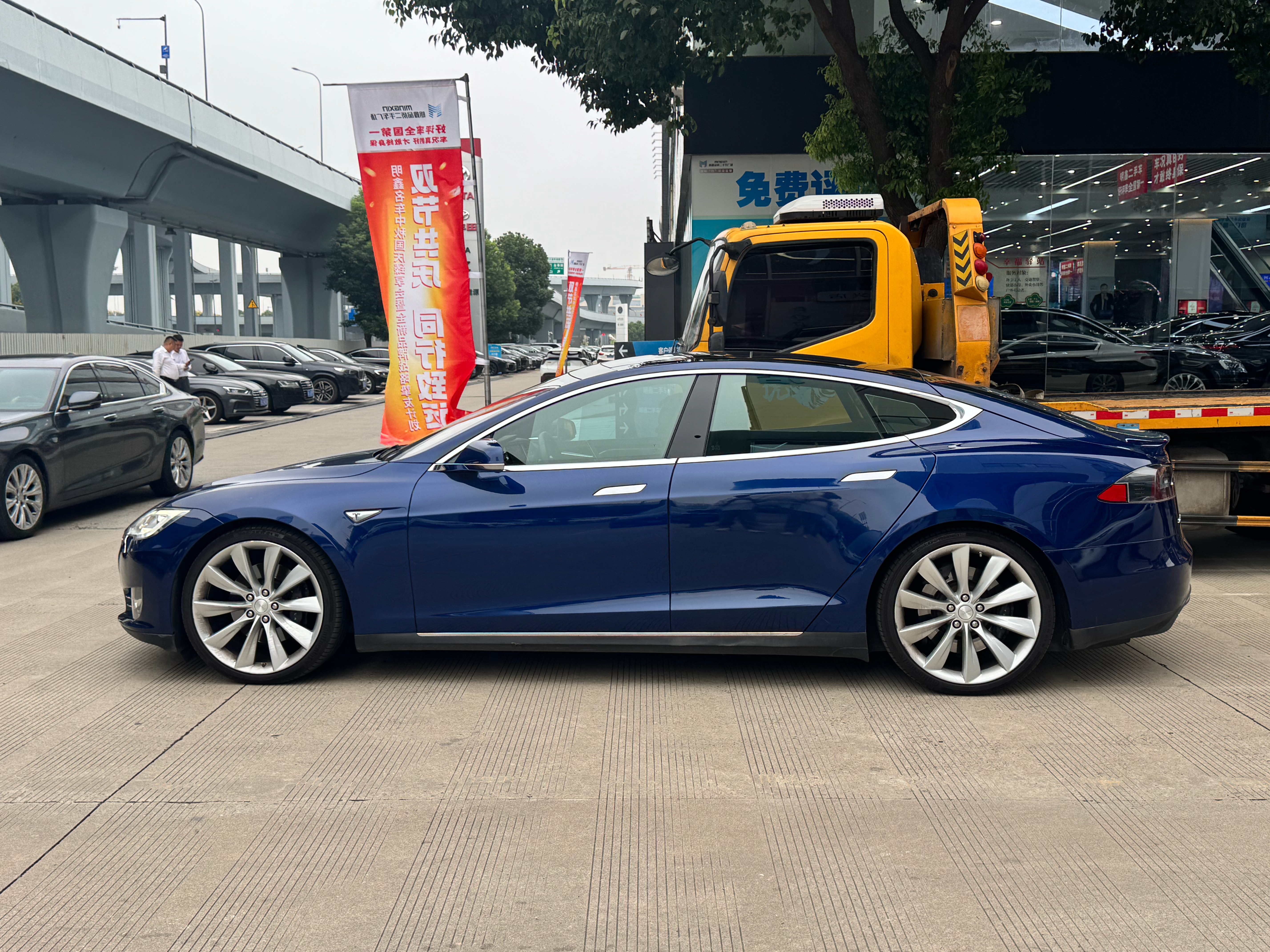 这台车，应该能算得上国内特斯拉的前1000台？特斯拉ModelS+蓝牌！当年百