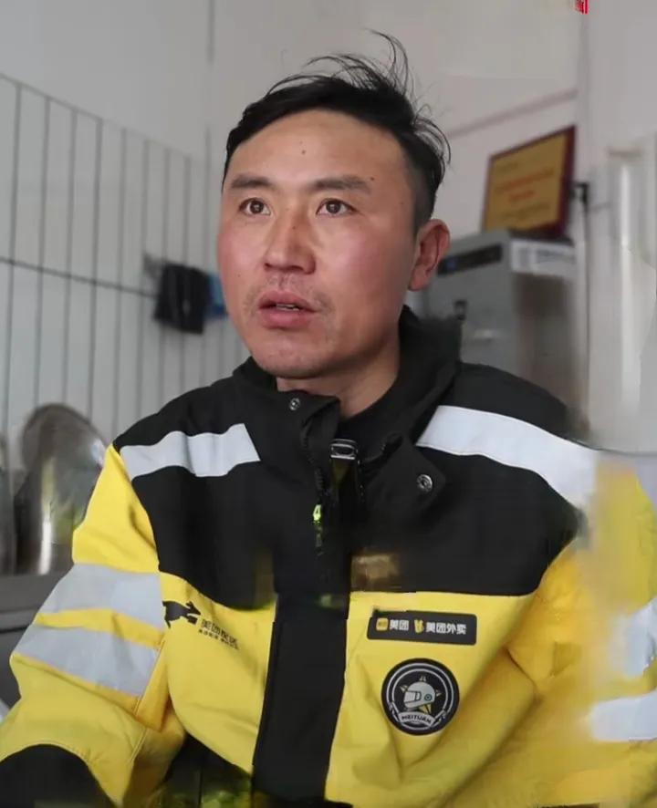 郑州外卖单王只有一条腿？他为何要发誓给妻子赚100万？近日一位河南小伙跑外卖