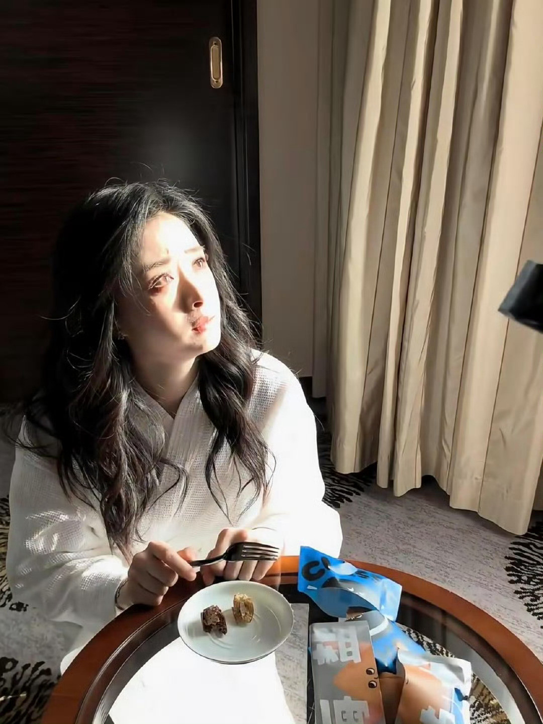 蒋欣吃饭给猫倒了两粒猫粮蒋欣真的是太过分了！这么美还这么拼！​​​