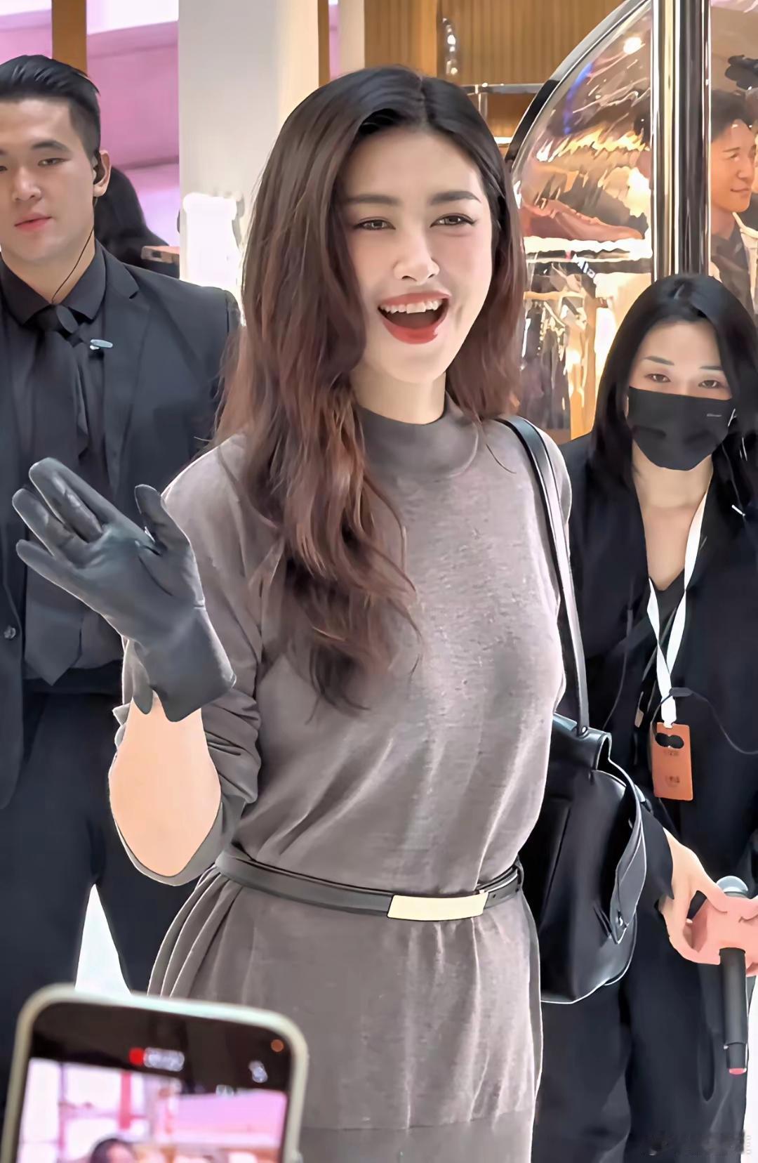 朱珠澳门偶遇，41岁状态杀疯了