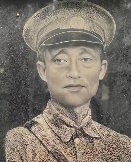 1950年，国军少将糜藕池起义后，积极配合解放军剿匪，谁知这天，几个公安人员找上