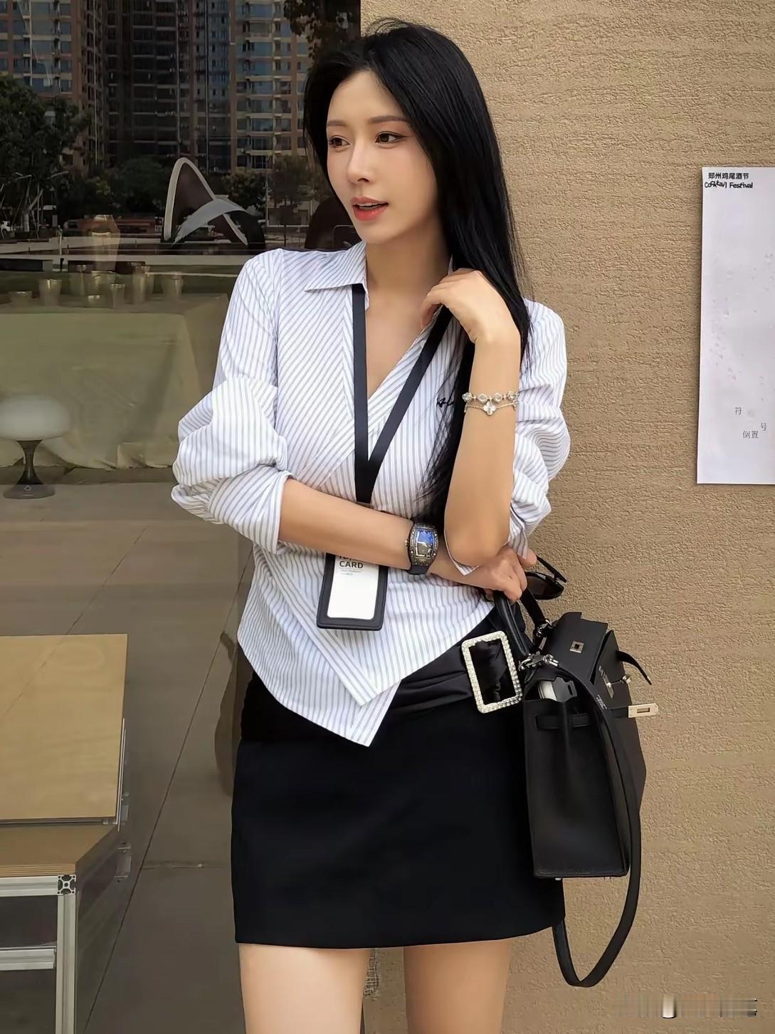 人长得挺不错的，她这手表不便宜吧。