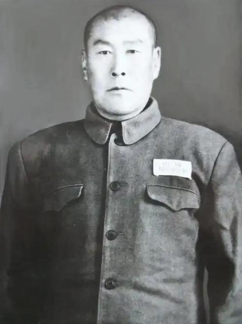 1942年，一女八路从来不洗脚，引起了游击队长甄凤山的警惕，他半夜潜入女队员房间