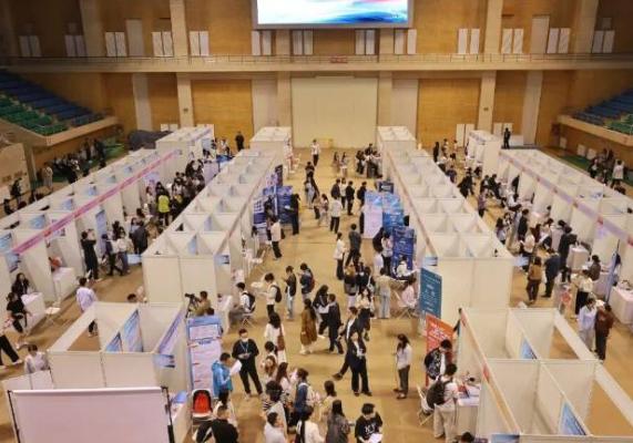 中央亮剑了，十五五规划直接把"遮羞布"扯了下来，5000万大学生，满大街的本科文