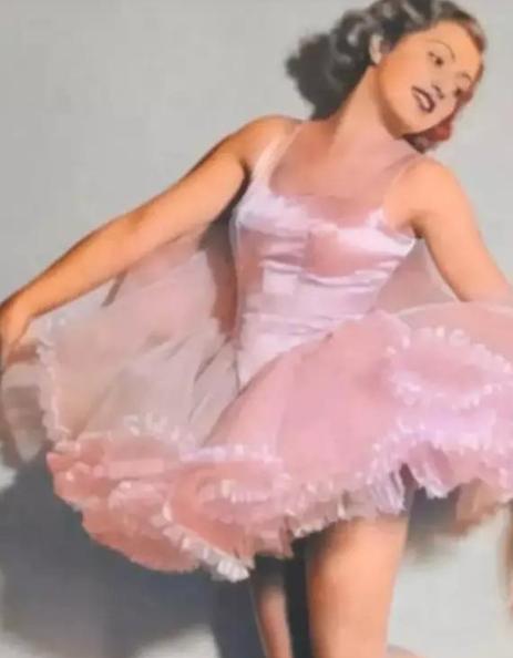 “把裤子扒掉！”纳粹军官色眯眯地看着眼前的女囚犯，直流口水，只见这位性感的女囚