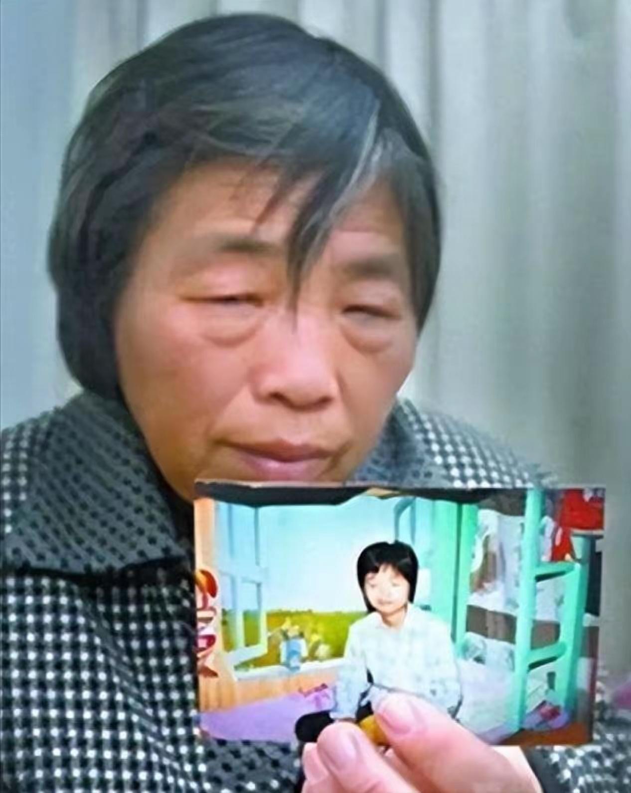2009年11月26日，阴冷的上海海事大学校园里，寒门研究生杨元元，在宿舍卫生间