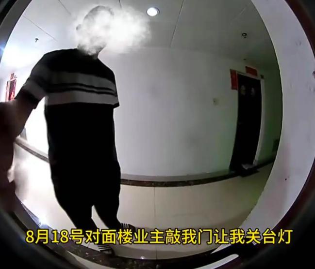 强人所难？湖南长沙，一独居女子晚上在自己家里开了盏台灯，对面楼的邻居却不乐意了，