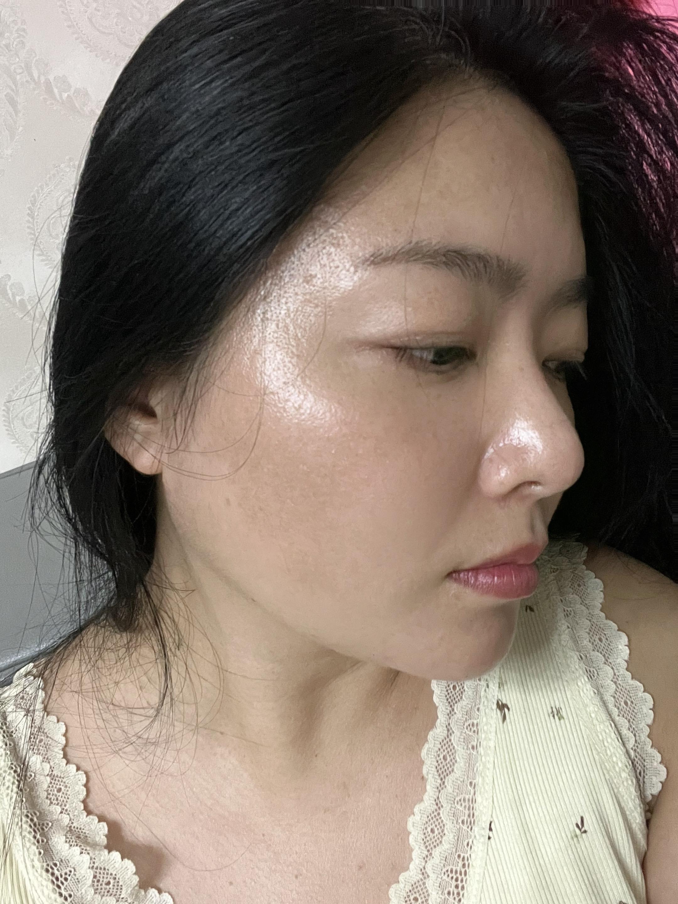 我很普通 不化妆很丑 化妆也没多好看 脾气很大 腿很粗 脸也大 我好像...