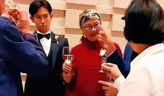 2025年10月刘欢在重庆送女儿出嫁，不到一年他便在上海病逝。那场婚礼没请一个明