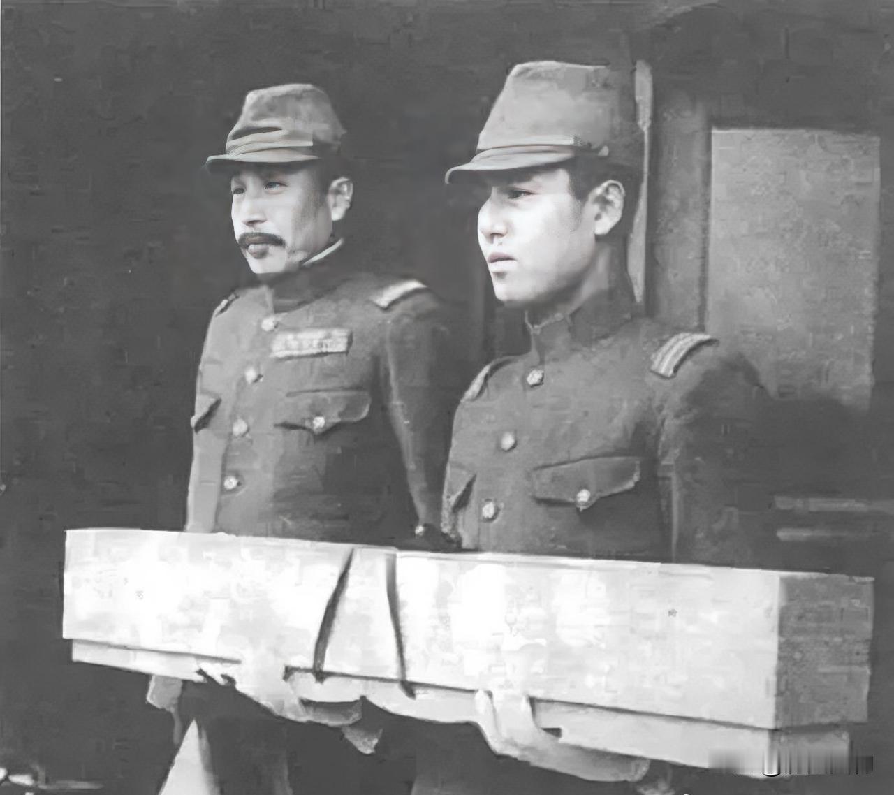 1937年南京大屠杀后，元凶朝香宫鸠彦王为日军军官授刀。他身为日本皇族、陆军大将