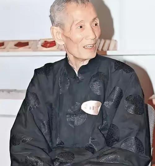 香港有个叫陈朗的风水师。2003年他最后的日子里，病房里挤满了人，都是身价过
