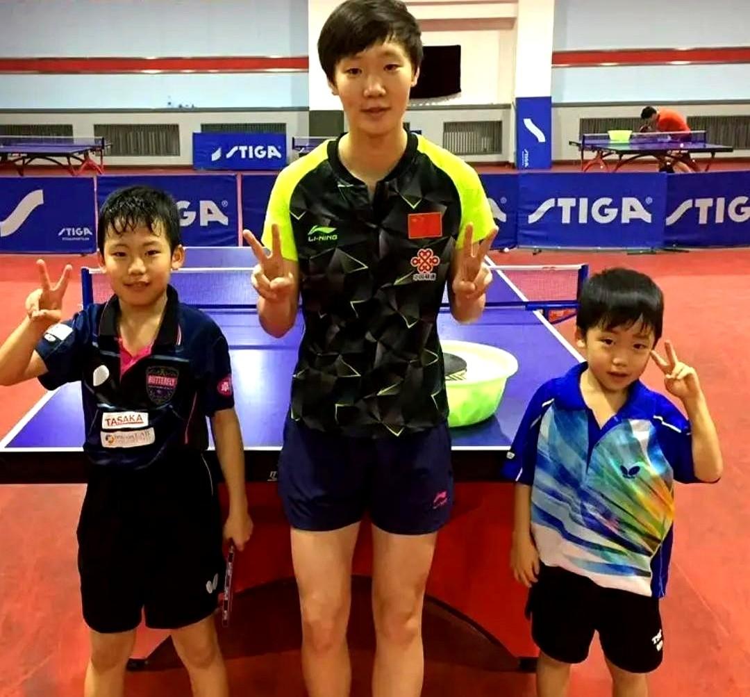 小时候合照站C位，长大却板着脸领奖。反差有点大。松岛辉空小时候跟国乒一堆