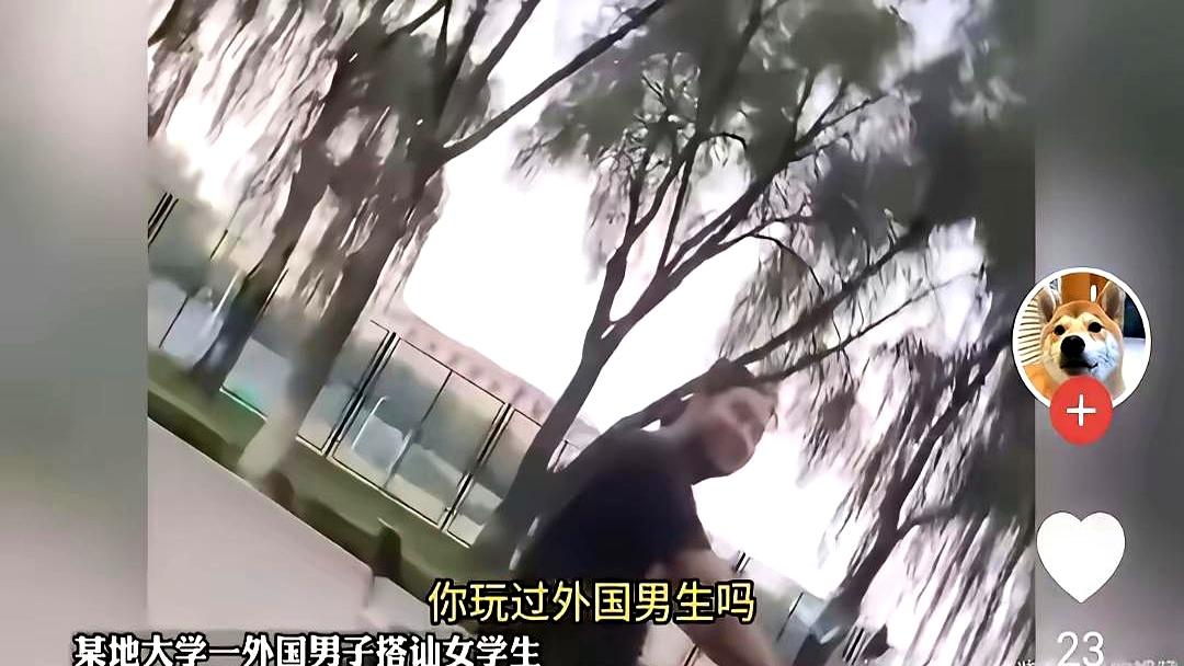 外国留学生骑车在路边搭讪中国姑娘，连续被拒后不仅死缠烂打，居然还在后面紧追不舍，