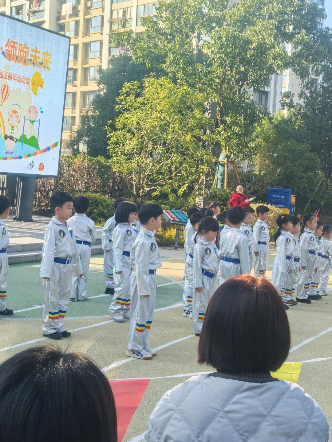 突然想起来大概10多天前做的一个梦是梦到自己身穿宇航服被迫塞进了一个火箭筒，要准