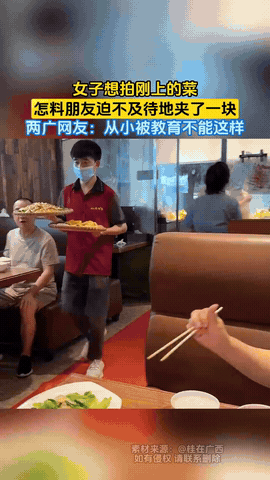 太着急了！女子和朋友一起出去吃饭，一盘鸡肉端上来，女子掏出手机刚想拍照，没想到朋
