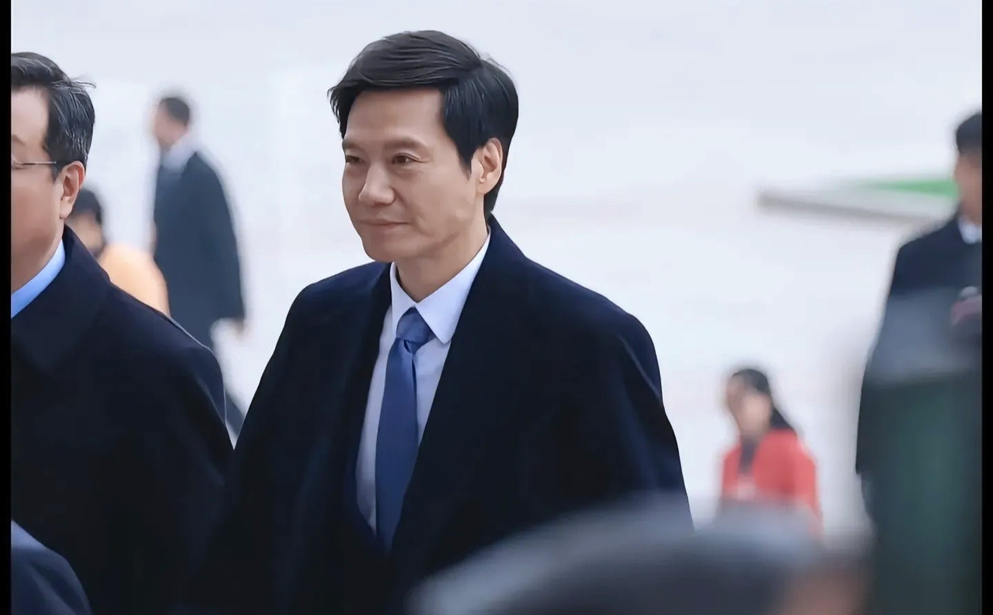 虽千万人，吾往矣！雷军这张照片，真的太帅了！