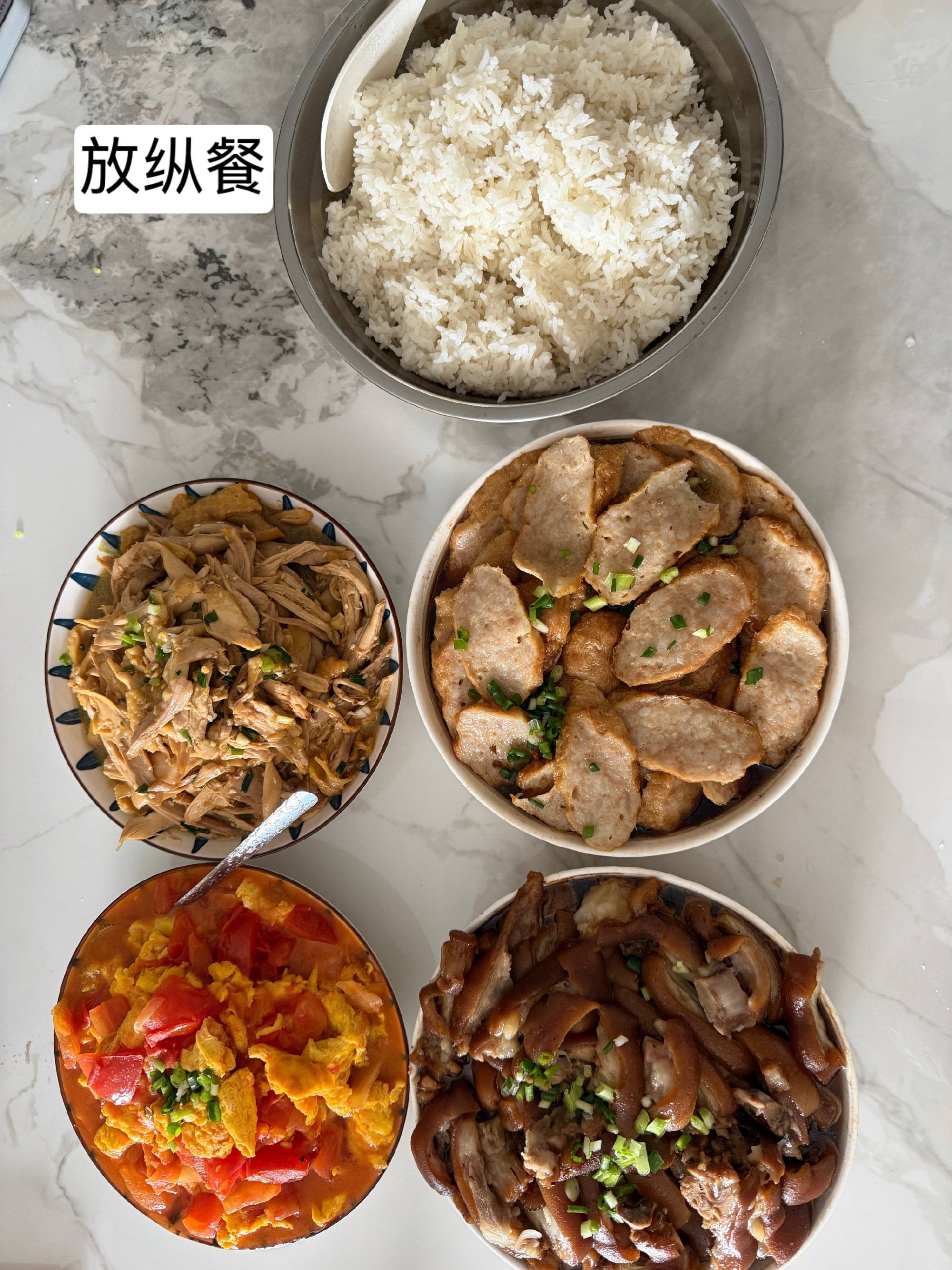 陈哲远准备的这一大桌子美食看着就超有食欲！直接给我看饿了😍满满一盆大...