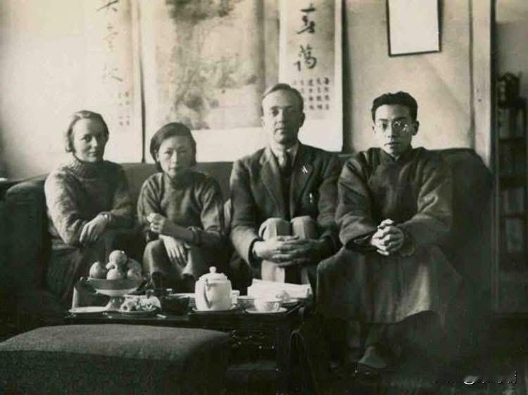 这是中国建筑学家梁思成、林徽因夫妇与美国学者费正清、费慰梅夫妇的合影。这张具有