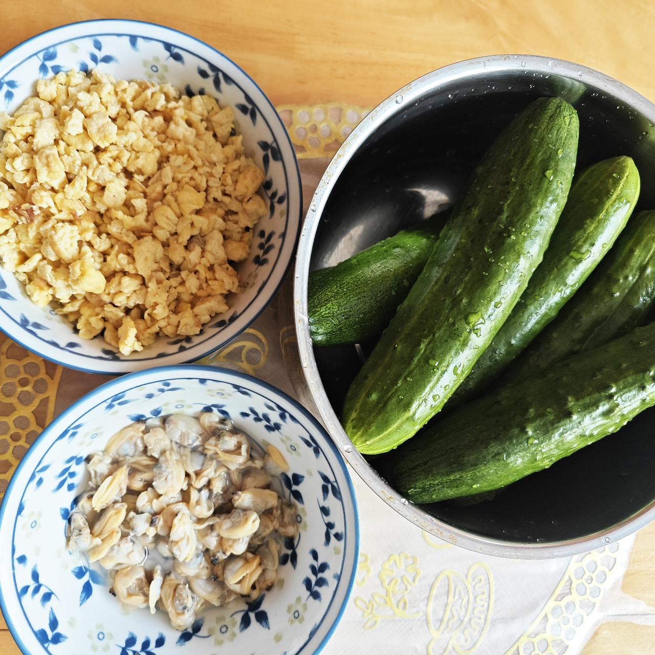 今天就用这冰冻起来的嘎啦肉，与黄瓜、鸡蛋搅和在一起，包了一黄瓜鸡蛋嘎啦肉水饺。
