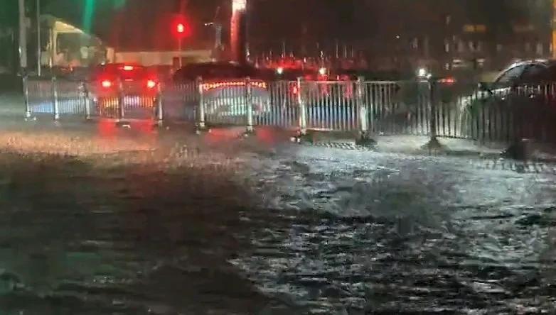 昨晚石家庄这雨下得太猛，好多街道都集水严重。据中国天气网消息，8月28日晚