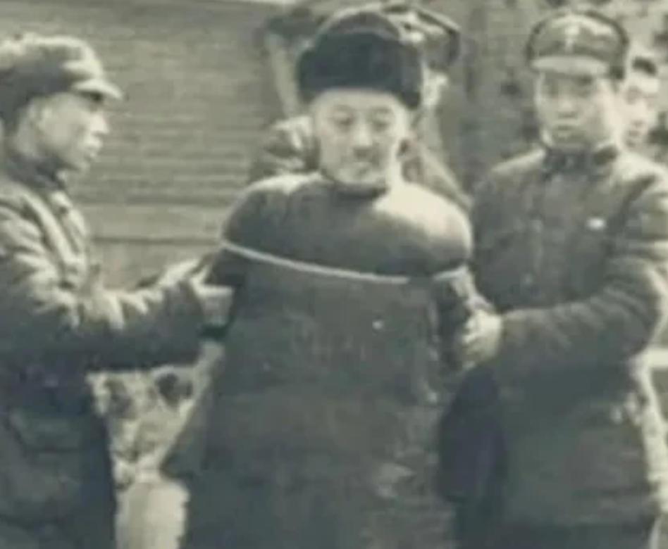 1946年，大汉奸万里浪被判处死刑，执法队长将他绑到刑架上，对着四肢各打一枪后，
