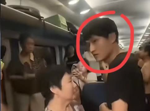 列车“砸窗”事件最新后续。终于知道为什么“砸窗”男子没有被嘉奖，反而被教育批