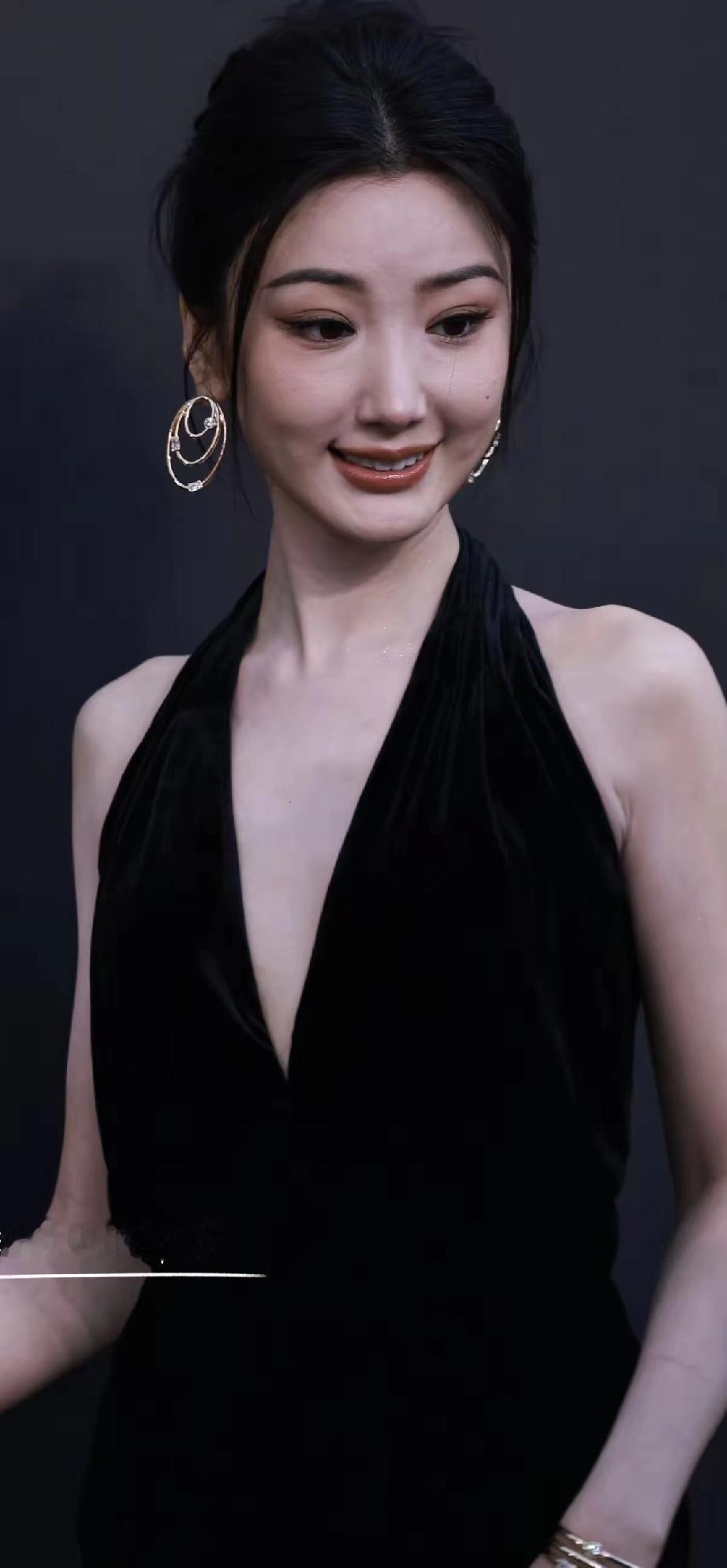 毛晓彤生图状态挺不错的！作为一名奔四的女星，毛晓彤的少女感还是挺强的，看着