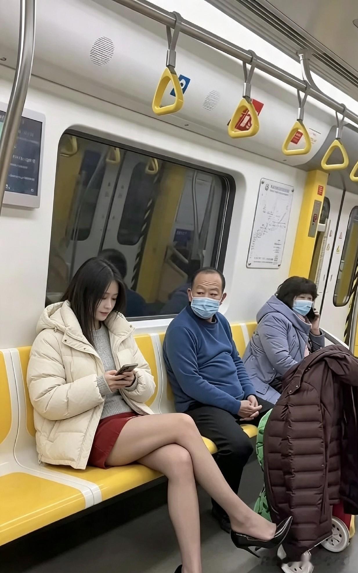 在东北地铁上邂逅了超有意思的穿搭！小姐姐上半身被厚厚的羽绒服裹得密不透风，下半