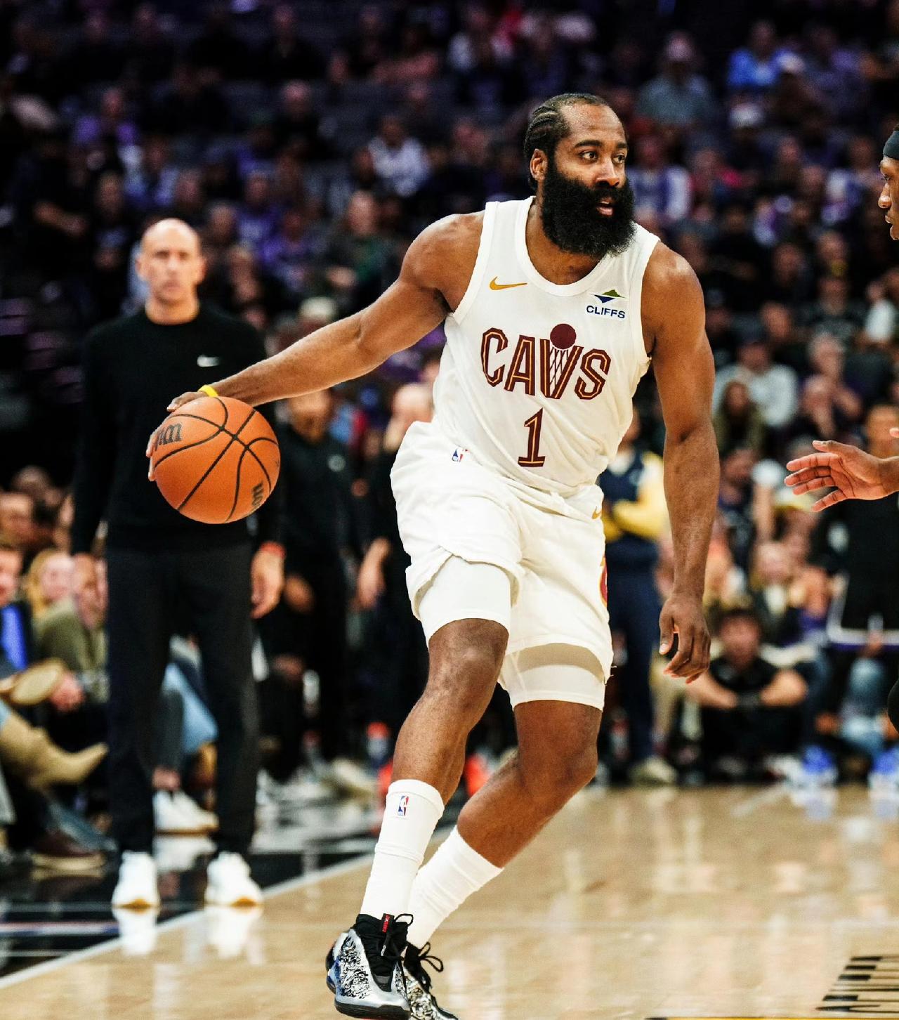 哈登拉不拉胯，他的头大不大我不知道，但是有一点我是敢肯定的，那就是他年