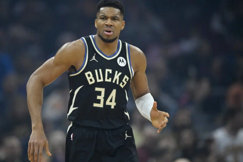 希腊字母哥看似很抢手，实则选择范围很窄。1，三年合同：5413万、5846万