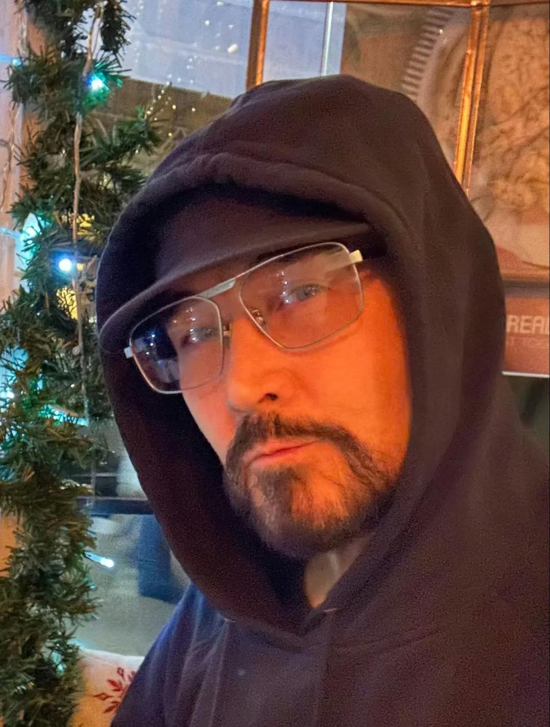 费翔在英国巴斯。当年的男神如今也是胡子拉碴的老头了，不过法拉利老了还是法拉利[赞