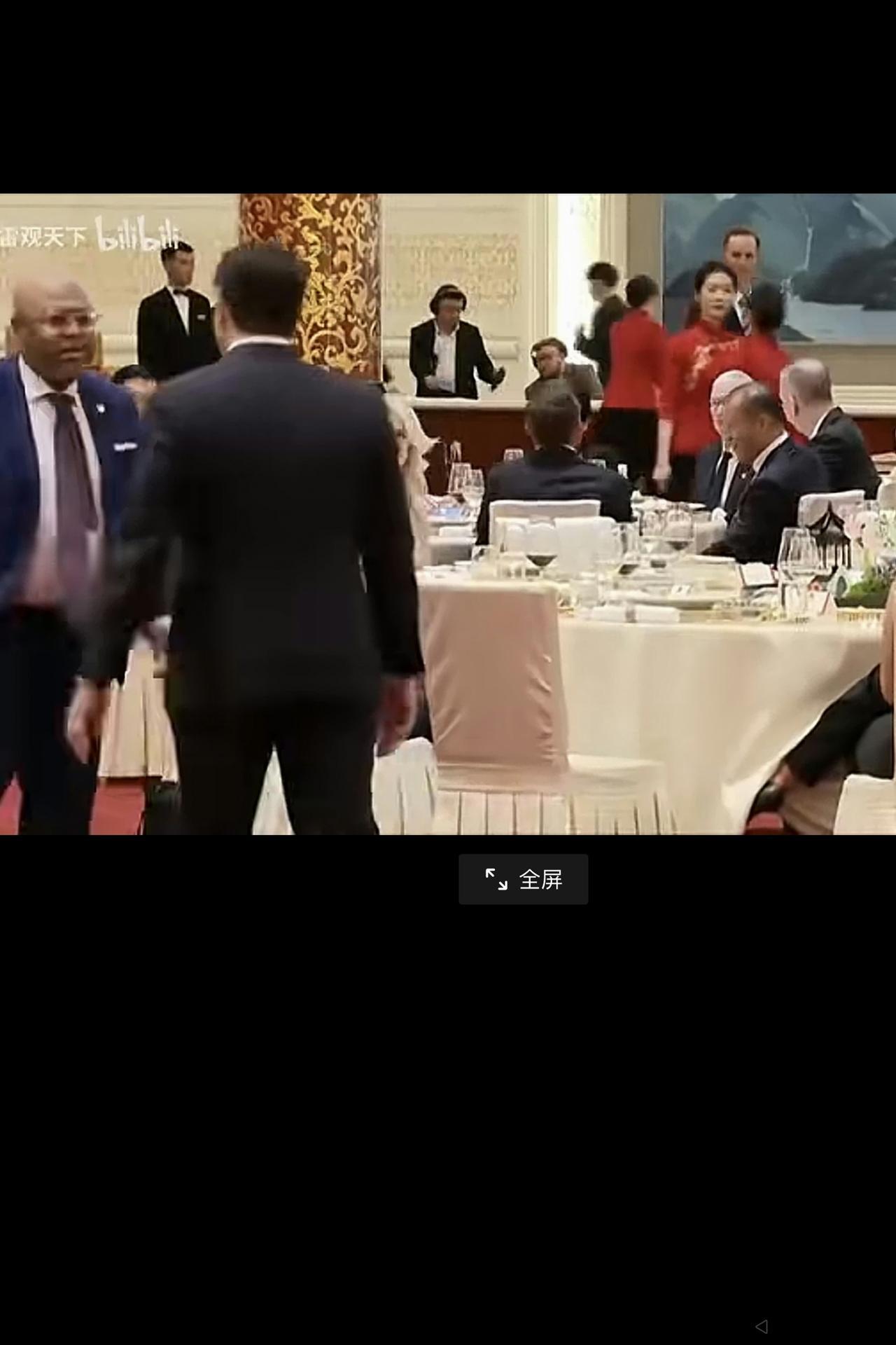 看看卢比奥在晚宴上做了一个什么小动作！5月14日晚的欢迎国宴上，卢比奥利用晚宴