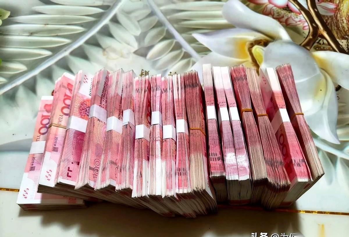 两沓厚厚的红票子塞到我妈手里，她眼圈一红，嘴上却骂我：“乱花钱！”我笑着没说话