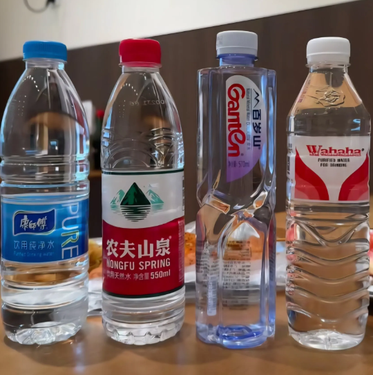 有人说这百岁山就给人一种,大家都是一米七的普通人,就他一个人1米83,高冷男神的感觉