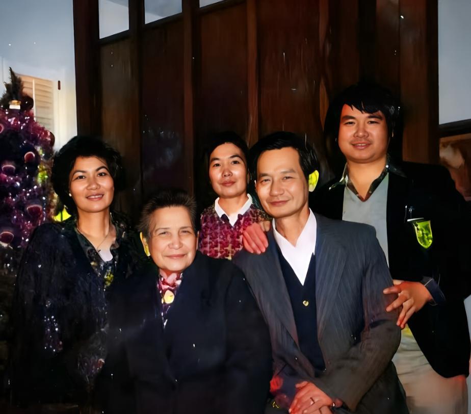 这是吴石将军的遗孀王碧奎与四个孩子在一起。王碧奎的几个孩子都非常的长寿。长子吴韶