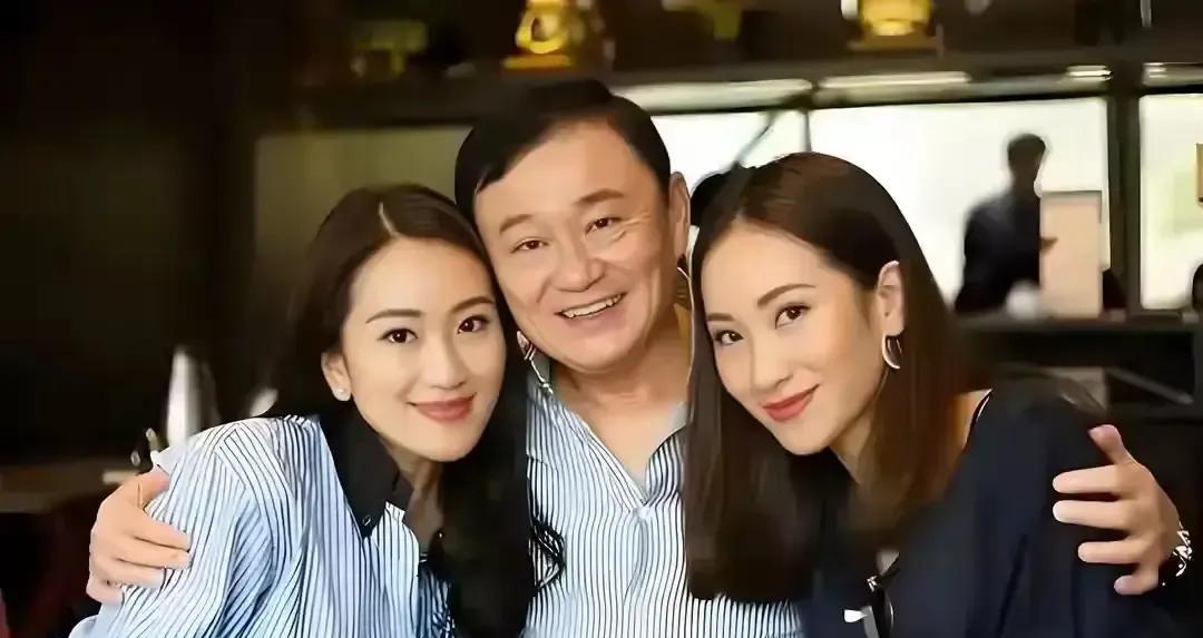 他信的女儿又去监狱探望他信啦。这次是萍通坦和丈夫去的监狱，佩通坦和丈夫没有一起陪