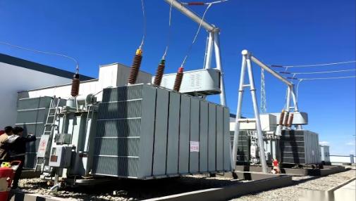 最魔幻的一件事发生了。美国人一边咬牙切齿地给中国产的变压器加了104%的关税