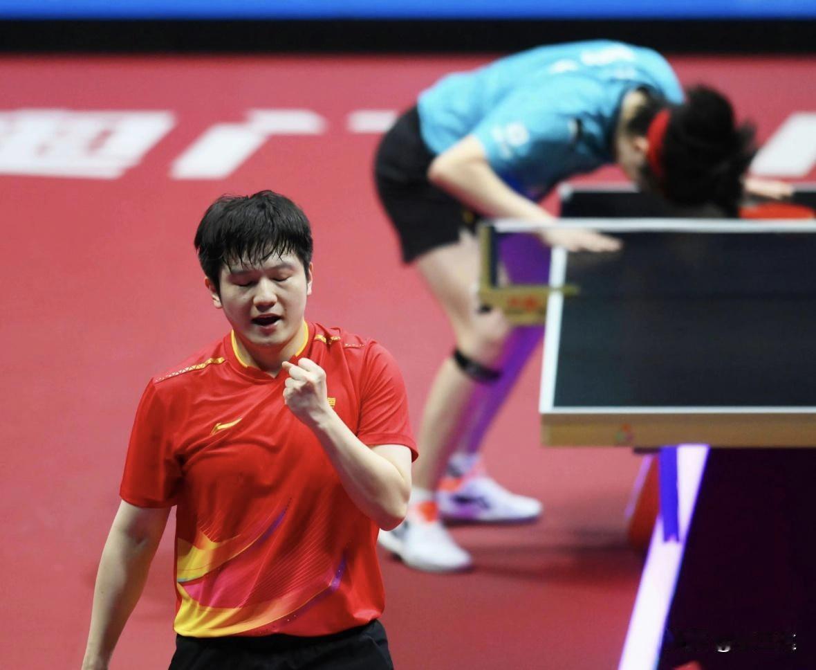 这一场比赛大头的两个细微动作，我是真的又心疼又欣慰。一个就是大家说的“磕