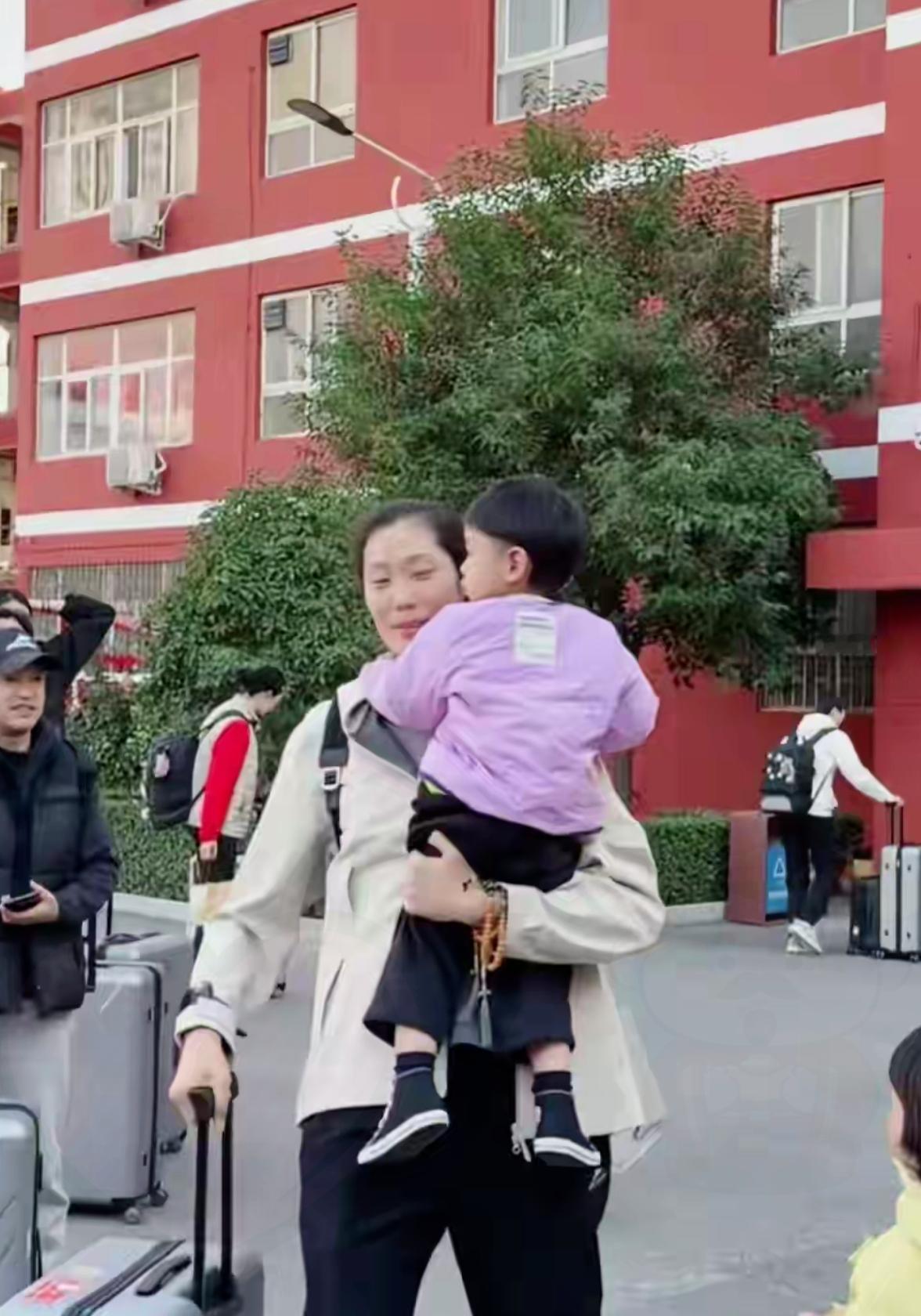 11月20日朱婷赛后解锁抱娃场面，赛场外温柔感直接拉满，反差萌戳中无数人。刚结束