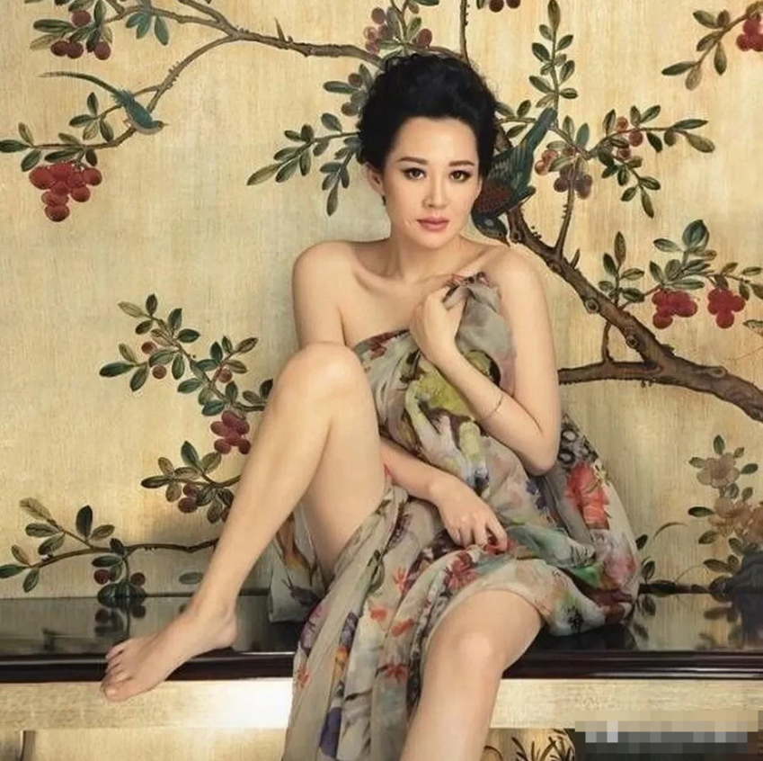 许晴的中年状态惊艳到了：衣不紧身，鞋要高跟，56岁美如天仙