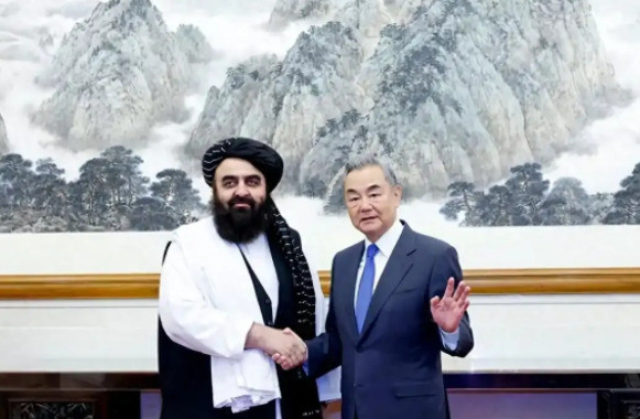 阿富汗绝境求生！外长成都震撼喊话中国，全球哗然：地缘格局或将巨变