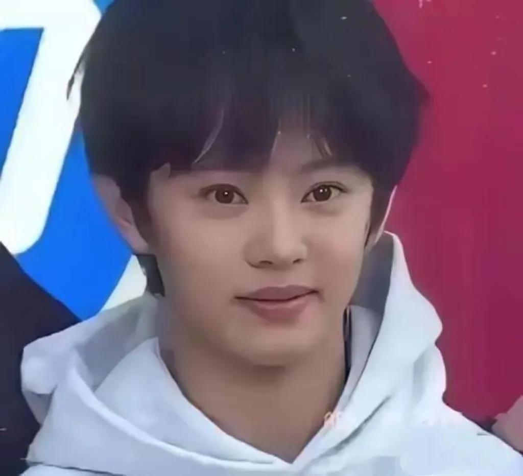 孙俪儿子等等近照曝光，14岁身高已达1米7，阳光帅气模样引发热议。他热爱篮球，梦